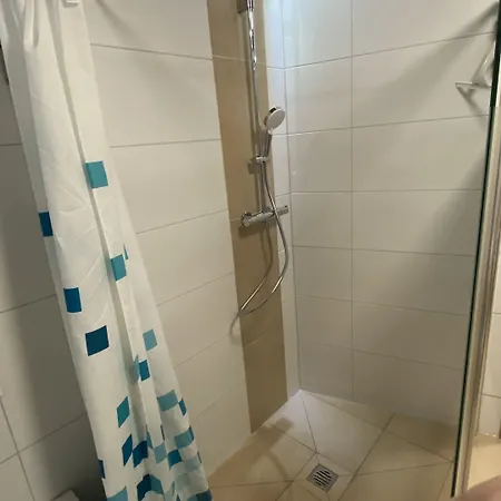 Δωμάτια σε οικογενειακή κατοικία Aaron - *